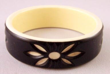 LG21 cast two tone cream/black cutout lucite bangle